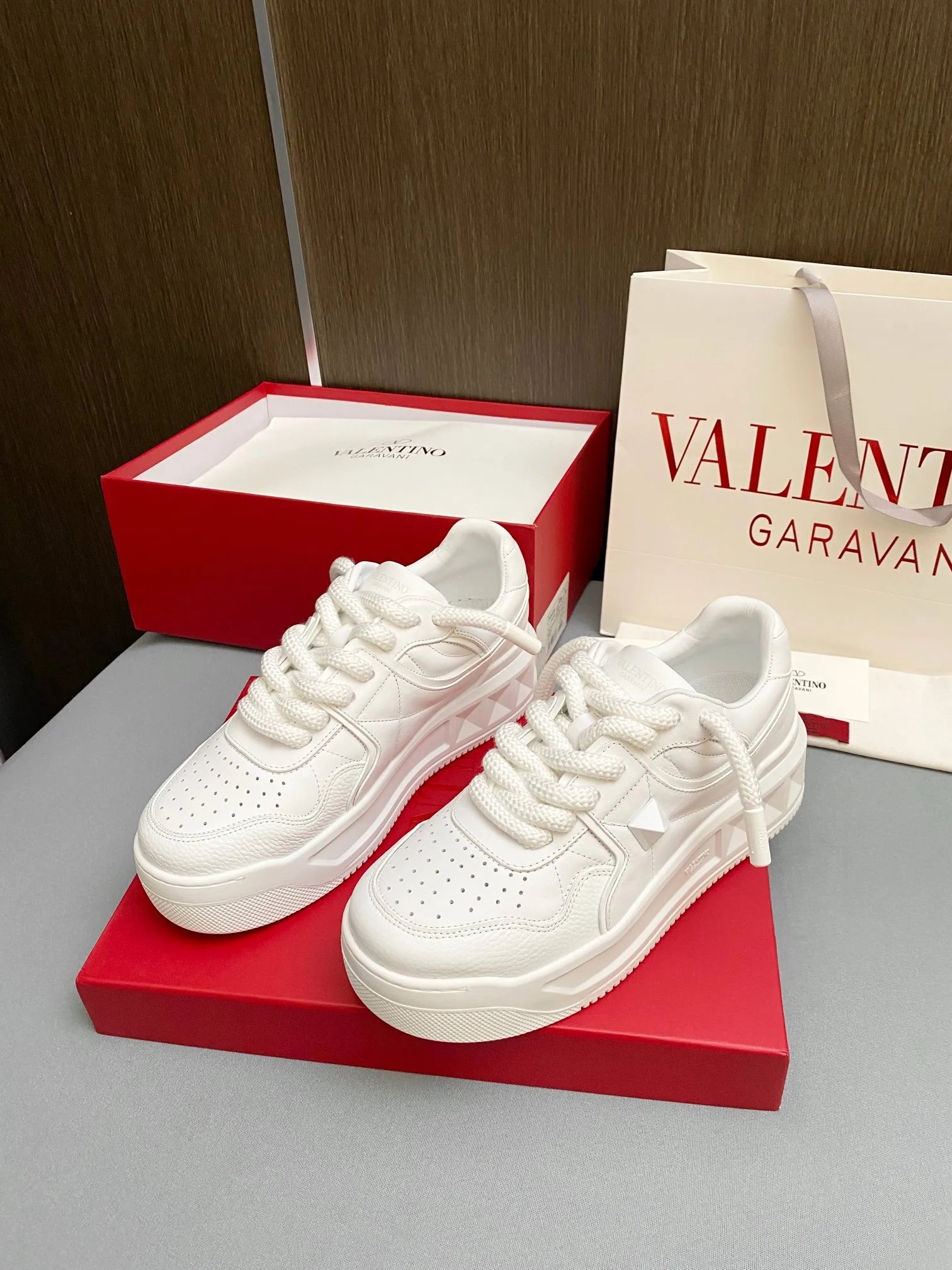 👟👟Ex-factory price 640👟👟 Women's shoes, women's clothing 🔺Valentino🔺Valentino new casual shoes 2023 latest model hot style for catwalk couples thick shoelaces, same style as Elsa Hosk, Zhang Yixing, Guan Xiaotong and many other stars 🔥 Top version + lasting process, uppers are fully oiled. Fabric: Customized cowhide + cowhide lining with breathable mesh. Outsole: Original molded T👟👟Ex-factory price U thickened outsole. Size for women is 35-40. Men’s is 39-45.